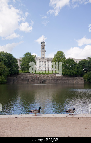 Bundeskanzler, Universität Nottingham, Nottingham, England, UK gesehen über den See. Stockfoto