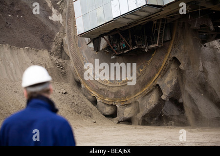 Arbeiter stehen durch ein Schaufelrad Bagger, Grevenbroich, Deutschland Stockfoto