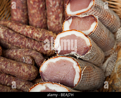 Lomo luftgetrocknet Schweinelende mit Paprika würzen und Chorizo Salami auf Verkauf Wales UK Stockfoto