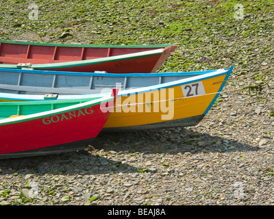 Ruderboote auf die Schindel an Binic, Bretagne, Frankreich Stockfoto