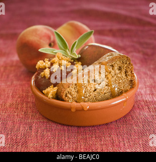 Close-up auf einem Stück Honigkuchen mit Früchten Stockfoto