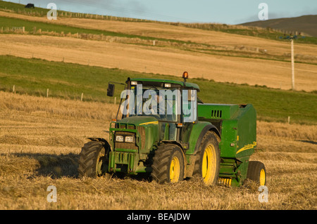 dh John Deere Traktor Ballenpresse ERNTE UK Ballenfeld Heuballen Landwirtschaft Ernte Landmaschinen grüne Landmaschinen Traktoren Stockfoto