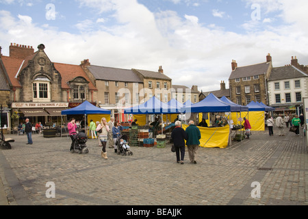 Alnwick Northumberland England UK Kunden auf dem Bauernmarkt in Marktplatz Stockfoto