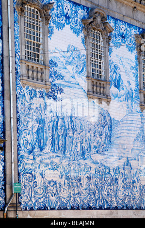 Azulejos auf Carmelitas Kirche mit Porto portugal Stockfoto