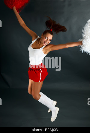 Junge Dame eine Cheerleaderin posiert im Studio. Stockfoto