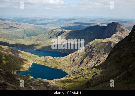 Blick vom PYG Track auf Snowdon (Yr Wyddfa) nach Llyn Glaslyn und Llyn Llydaw, Snowdonia National Park (Eryri), Gwynedd, Wales Stockfoto