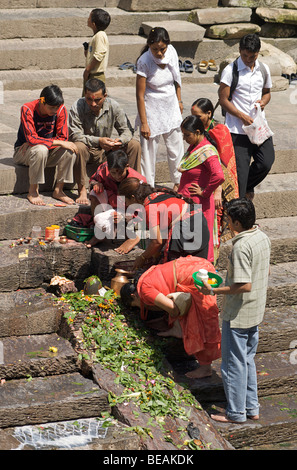 Nepalesische Hindus Rituale in den Fluss Bagmati im Pashupatinath, Kathmandu, Nepal Stockfoto
