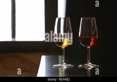 Glas weiß und Tawny Port Sandeman Port Vila Nova De Gaia Porto Portugal lodge Stockfoto