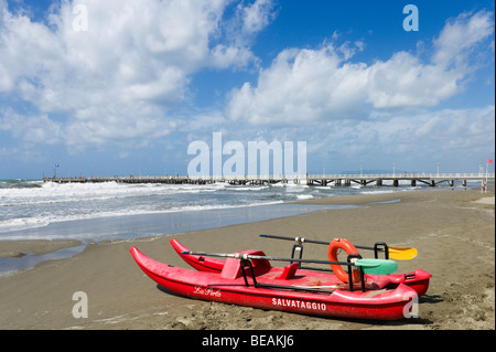 Strand und Pier, Forte dei Marmi, toskanischen Riviera, Toskana, Italien Stockfoto