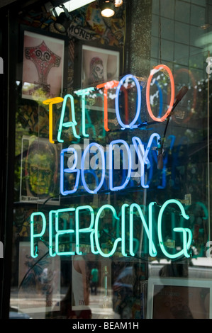 Neon unterzeichnen in New York für Tattoo-Studio Stockfoto