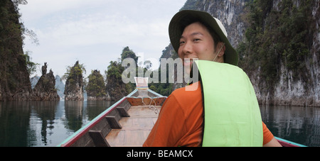 Asiatischer Mann im Boot Stockfoto