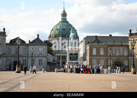 Blick Richtung Marmorkirche in Kopenhagen durch den Palast Hof von Schloss Amalienborg mit der Reiterstatue. Stockfoto