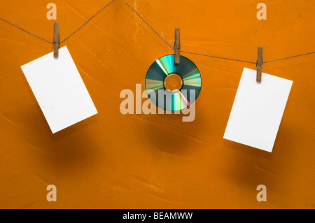 Fotopapier und Cd trocknen am Seil mit Kleidung spins Stockfoto
