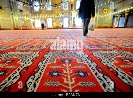 Innenraum einer prächtigen Moschee in Istanbul, Türkei. Stockfoto