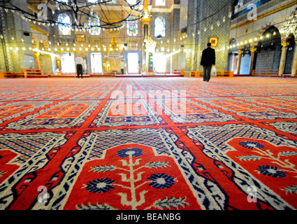 Innenraum einer prächtigen Moschee in Istanbul, Türkei. Stockfoto