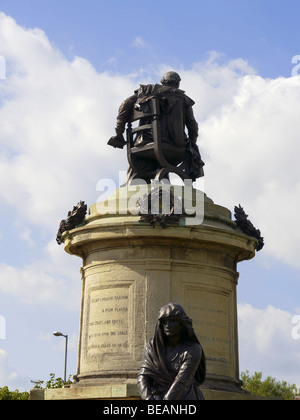 Statue der Lady Macbeth mit William Shakespeare hinter Stratford-upon-Avon Warwickshire England England Europa Stockfoto