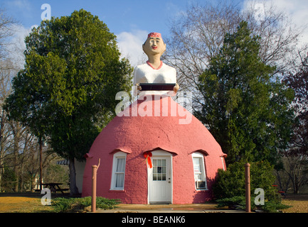 Mammy’s Cupboard in Natchez, Mississippi, ist ein einzigartiges Restaurant am Straßenrand, das in einem riesigen Frauenrock gebaut wurde und Südstaaten-Gerichte mit Charme serviert. Stockfoto