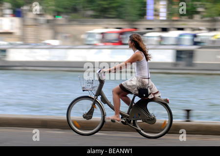 Ein französisches Mädchen, Radfahren auf einem Mietfahrrad 'Velib' in Zentral-Paris, Frankreich Stockfoto