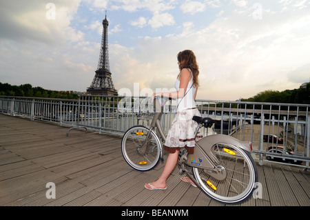 Ein französisches Mädchen, Radfahren auf einem Mietfahrrad 'Velib' in Zentral-Paris, Frankreich Stockfoto