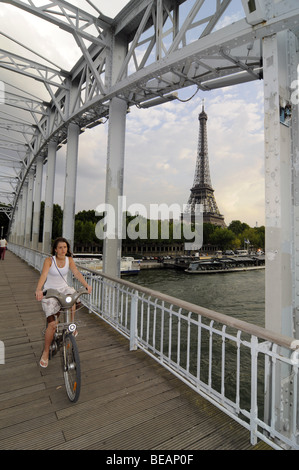 Ein französisches Mädchen, Radfahren auf einem Mietfahrrad 'Velib' in Zentral-Paris, Frankreich Stockfoto