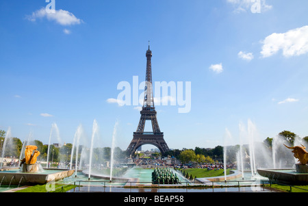 Eiffelturm und Trocadero-Gärten in Paris Stockfoto