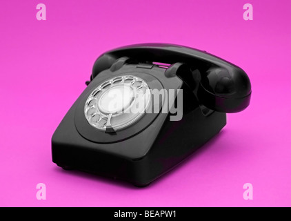 Vintage Telefon in einem rosa Hintergrund Stockfoto