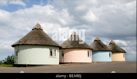 Bunte Runde Thatched Ferienhäuser in Winterton-sur-mer-Norfolk Stockfoto