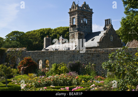 Dh Seigneurie Gärten LA SEIGNEURIE SARK INSEL Blume Garten und Haus Herrenhaus und Kanal Inseln Stockfoto