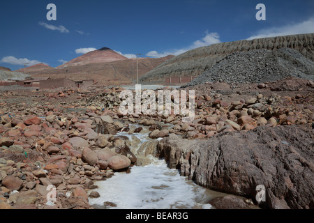 Strom verschmutzt durch Bergbauaktivitäten und Mineralaufbereitung, Cerro Rico im Hintergrund, Potosi, Bolivien Stockfoto