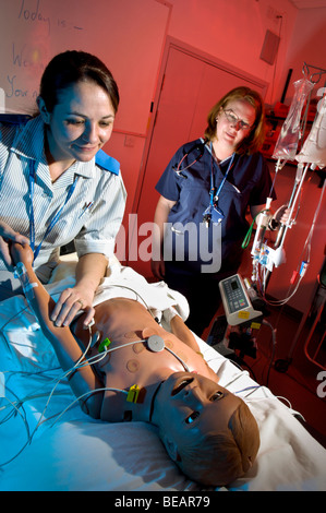 Krankenschwester und Stationsschwester mit HPS, menschliche interaktive Dummy im Bristol Medical Simulation Center. UK Stockfoto