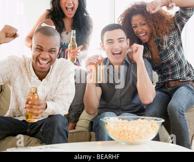 Freunde, trinken Bier und Fußball im Fernsehen gucken Stockfoto