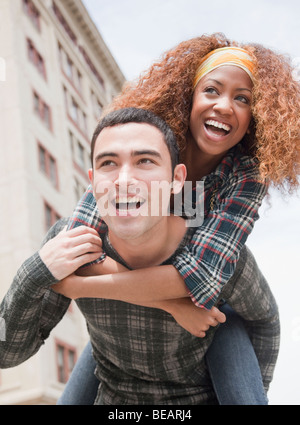 Huckepack Mann Frau Stockfoto