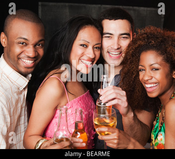 Paare, trinken in Bar Stockfoto