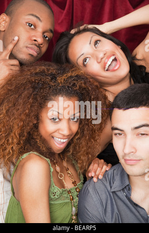 Freunde, die Grimassen Photo Booth Stockfoto