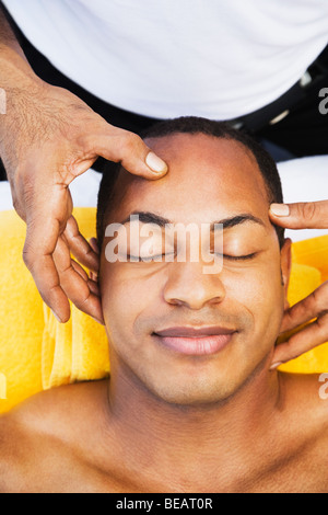 Gemischte Rassen Mann empfangen Kopfmassage Stockfoto