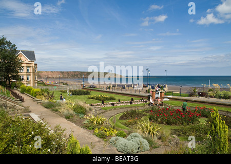 dh Filey Gardens FILEY NORTH YORKSHIRE Urlauber in Gärten Filey Ferienort Strandpromenade Sommer uk Parklandschaft Garten Prome Küste Küste Stockfoto