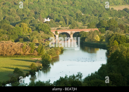 Viadukt über den Fluss Themse am Goring auf der Berkshire und Oxfordshire Grenze, Uk Stockfoto