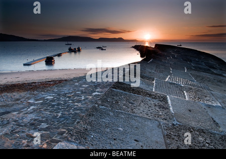 Sonnenaufgang über den Cobb bei Lyme Regis Stockfoto