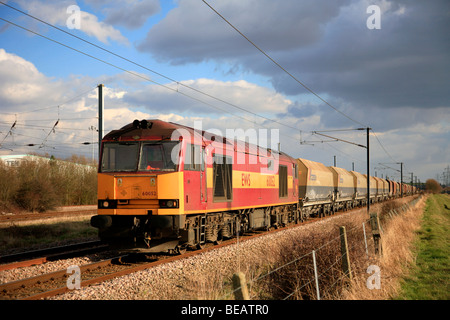 EWS 60052 angetrieben Diesel Güterzug ziehen Cemex Wagen East Coast Main Line Railway Peterborough Cambridgeshire England UK Stockfoto