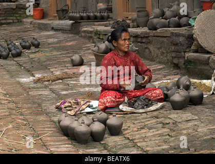 Nepalesen potter machen neue Töpfe auf der Straße. Potters Square, Bhaktapur, Kathmandu, Nepal Stockfoto