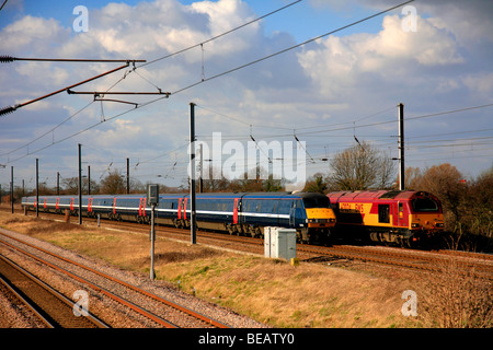 National Express 82207 DVT Vorortbahn vorbei EWS 67024 Diesel Lok East Coast Main Line Railway Peterborough Cambridgeshire Stockfoto