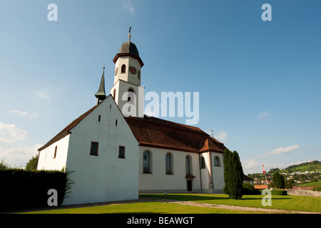 Weiße Kirche des Dorfes Frick in der Schweiz Stockfoto