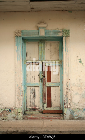 Alte Tür auf ein verlassenes Gebäude in Panama-Stadt-Gebiet von Casco Antiguo. Stockfoto