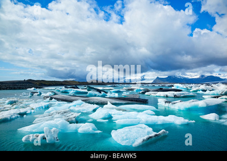 Eisberge gekalbt vom Gletscher schweben in Jökulsárlón Lagune, Island. Stockfoto