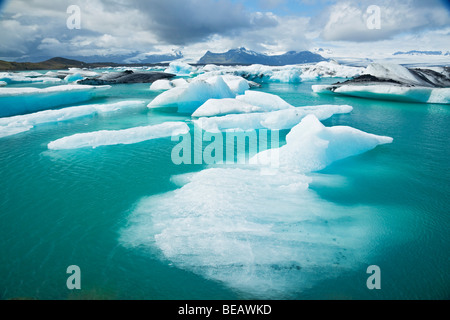 Eisberge gekalbt vom Gletscher schweben in Jökulsárlón Lagune, Island. Stockfoto