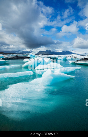 Eisberge gekalbt vom Gletscher schweben in Jökulsárlón Lagune, Island. Stockfoto