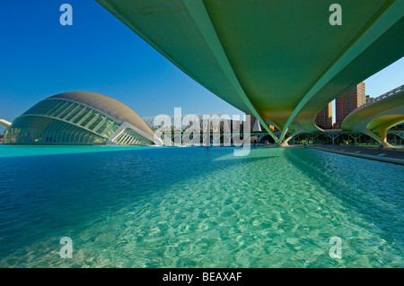 Monteolivete Brücke und L Hemisferic, von S. Calatrava. Stadt der Künste und Wissenschaften. Comunidad Valenciana, Valencia. Spanien Stockfoto