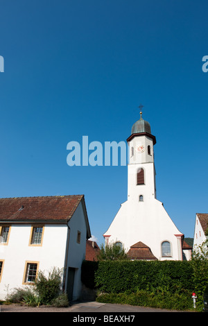 Weiße Kirche des Dorfes Frick in der Schweiz Stockfoto