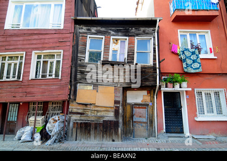 Alte Holzhäuser in einem heruntergekommenen Viertel von Istanbul Türkei auseinander fallen. Stockfoto