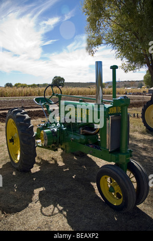 Eine antike 1935 John Deere A Modell Traktor auf einem Bauernhof Stockfoto